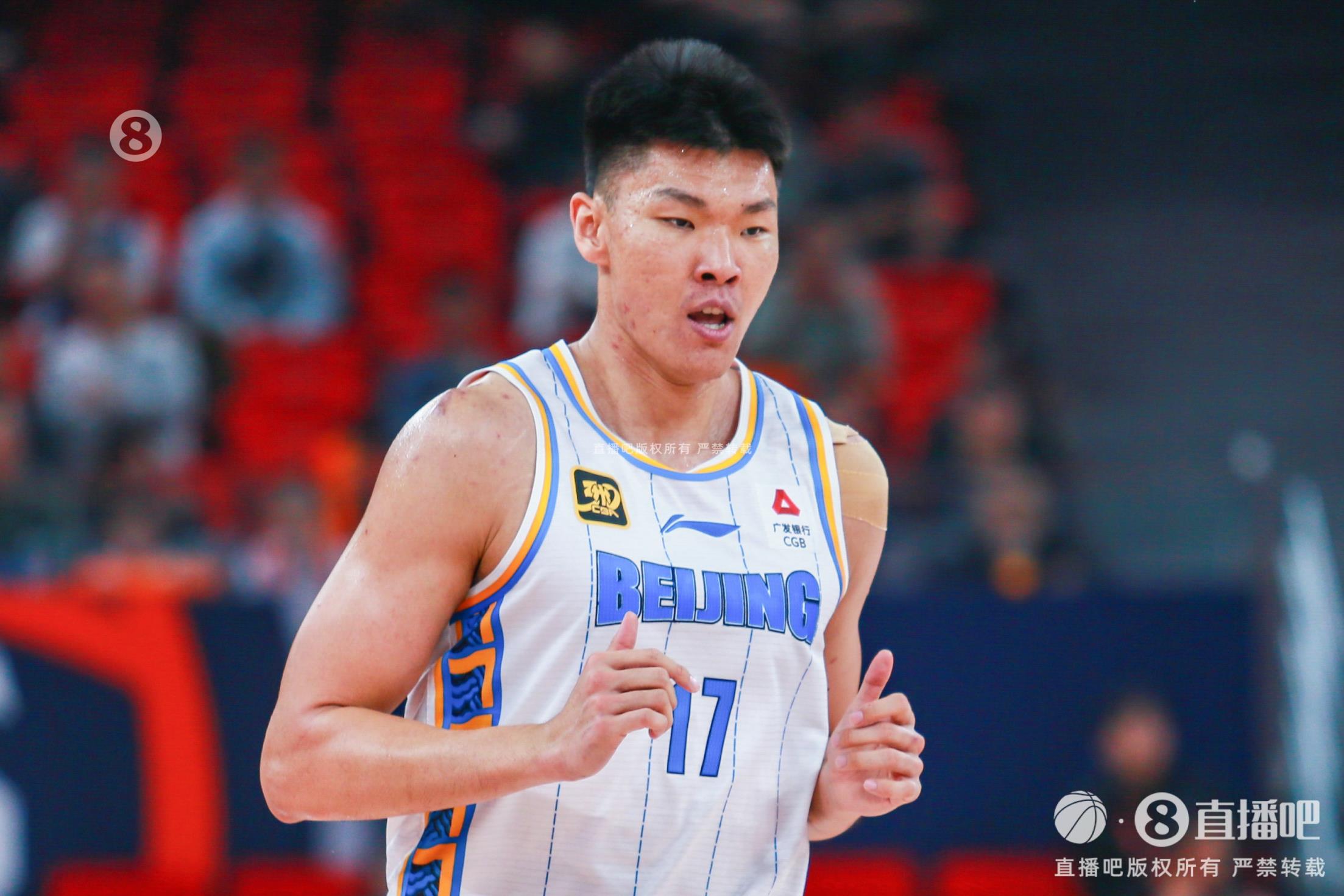 进攻端把握机会不错!范子铭10投7中贡献16分3助攻 进攻端把握机会不错!范子铭10投7中贡献16分3助攻